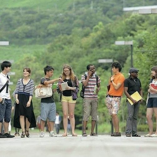 湯けむりの街とグローバル大学の不思議な出会い