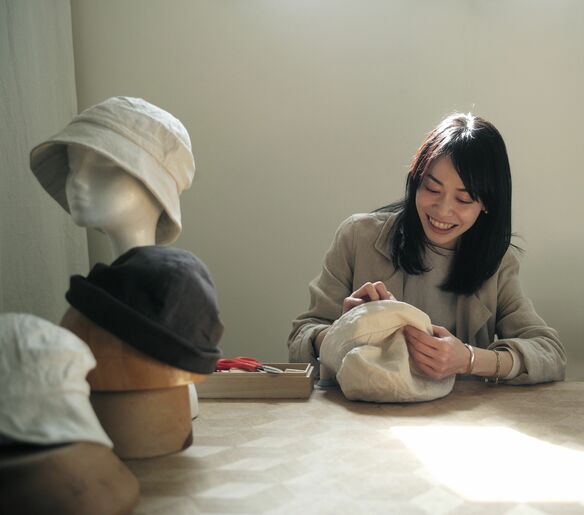 手のひらに収まる仕事―古着と帽子の優しい関係
