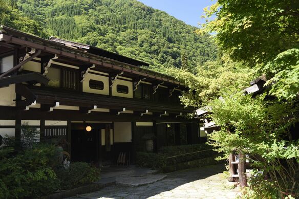 奥飛騨の秘湯、築100年以上の豪農屋敷の宿で日本の原風景を体感