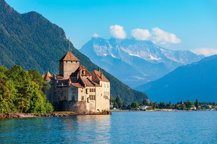 湖に浮かぶ麗しの「囚人の城」スイス・シヨン城　世界の美しい城（第5回）