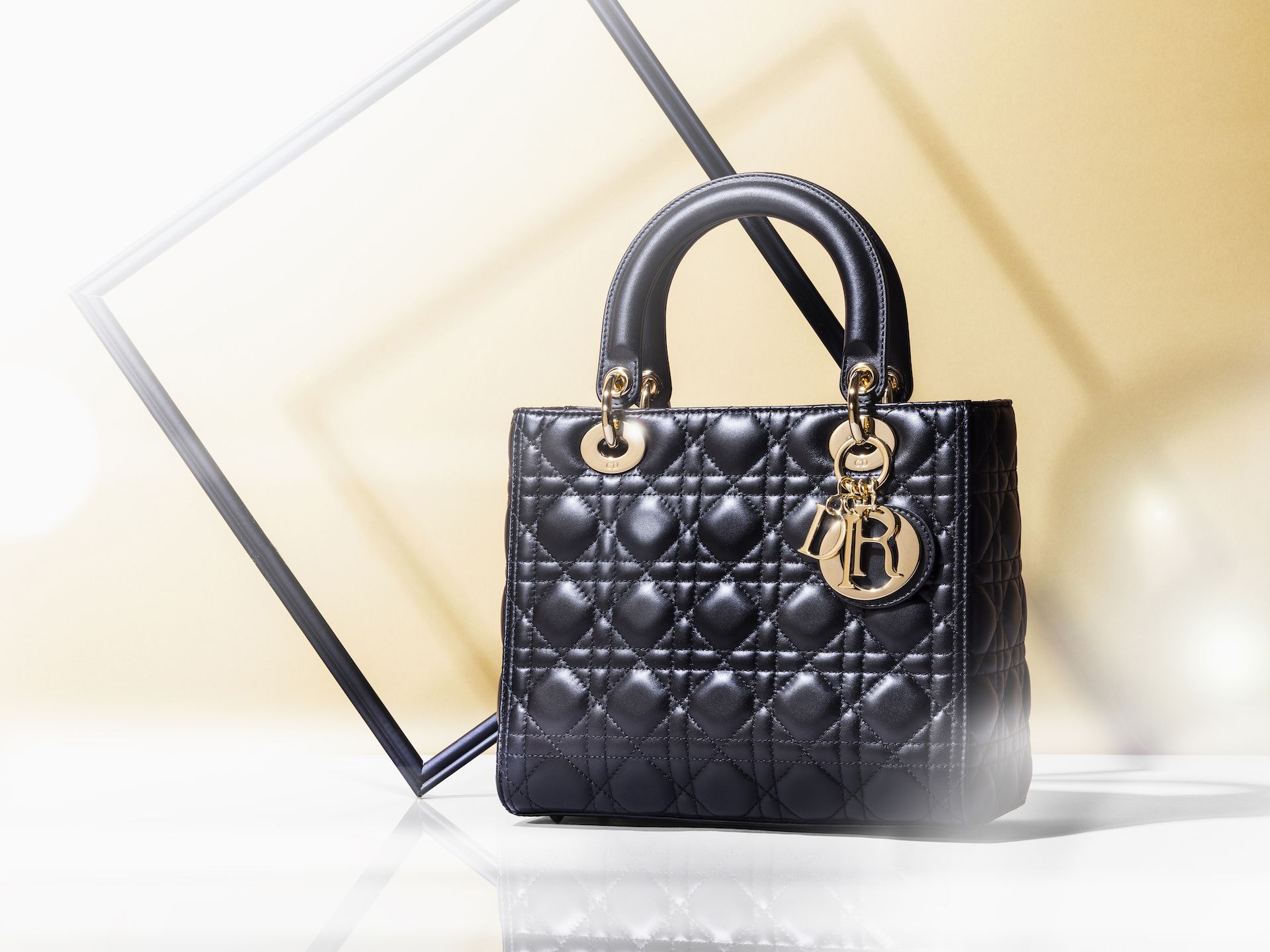 [موسوعة العلامات التجارية الفاخرة]Why the unique and unique 'Lady Dior' bag is loved by ladies all over the world The world's favorite luxury brand unveils the masterpiece (Part 1) JBpress Signature |