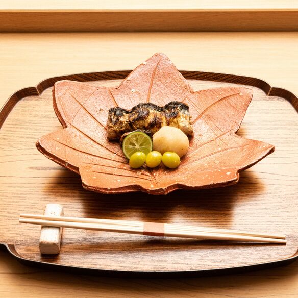 骨を取り、ワタを詰め直して焼く「青山の秋刀魚」