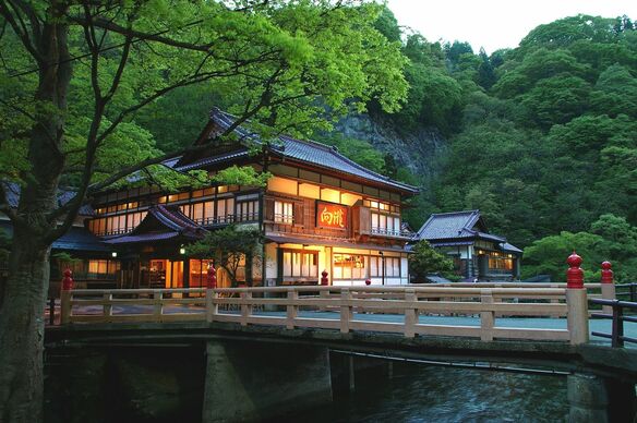 会津東山温泉「向瀧」文化財第一号の建物と源泉で東北の夏を堪能