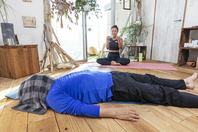 はじめての本格的ヨガ体験は、苦しくもあり、気持ちよくもあり！ 還暦編集者のチャレンジ企画（第1回） | JBpress autograph